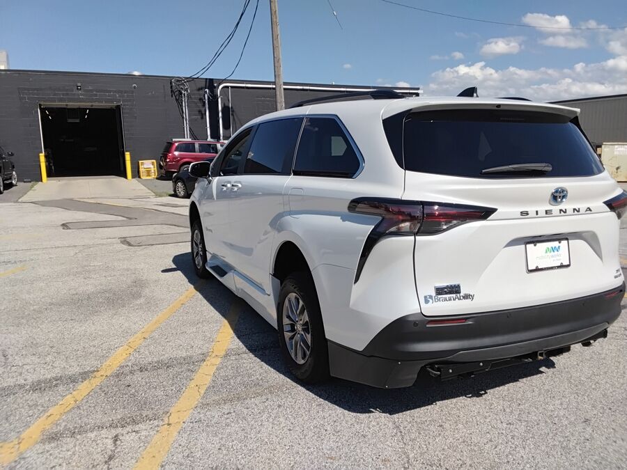 2023 Toyota Sienna XLE - Photo 7