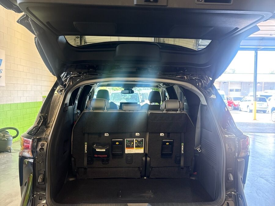 2025 Toyota Sienna XLE - Photo 6