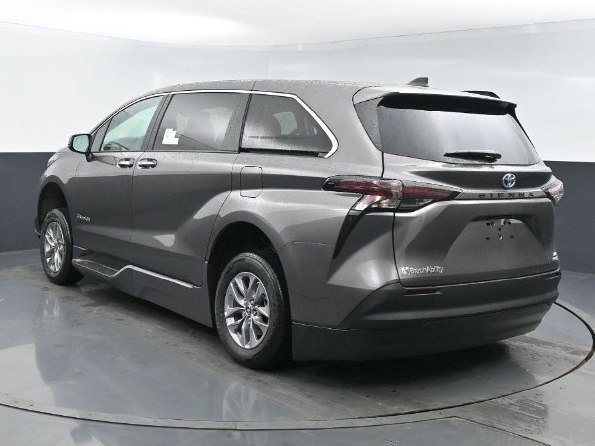 2024 Toyota Sienna XLE - Photo 22