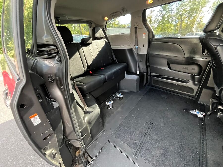 2017 Toyota Sienna SE - Photo 10