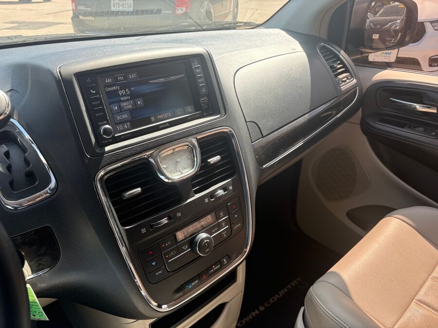 2013 Chrysler Town & Country Touring - Photo 11