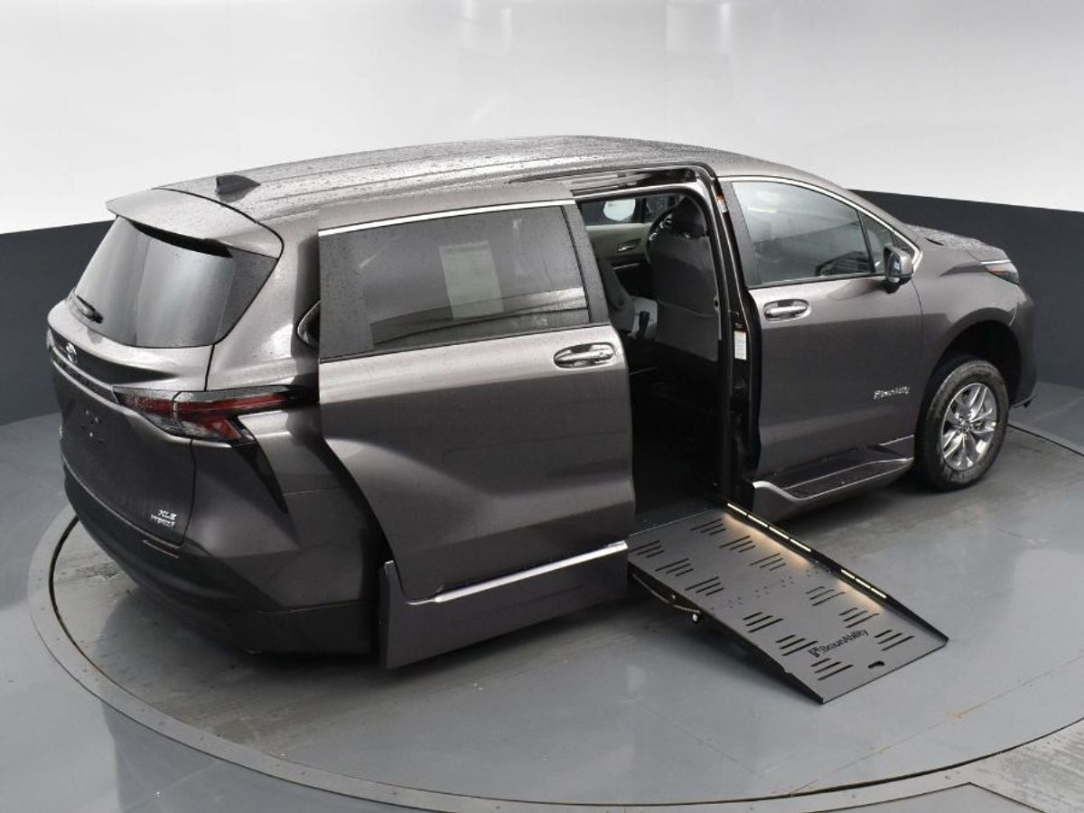 2024 Toyota Sienna XLE - Photo 17
