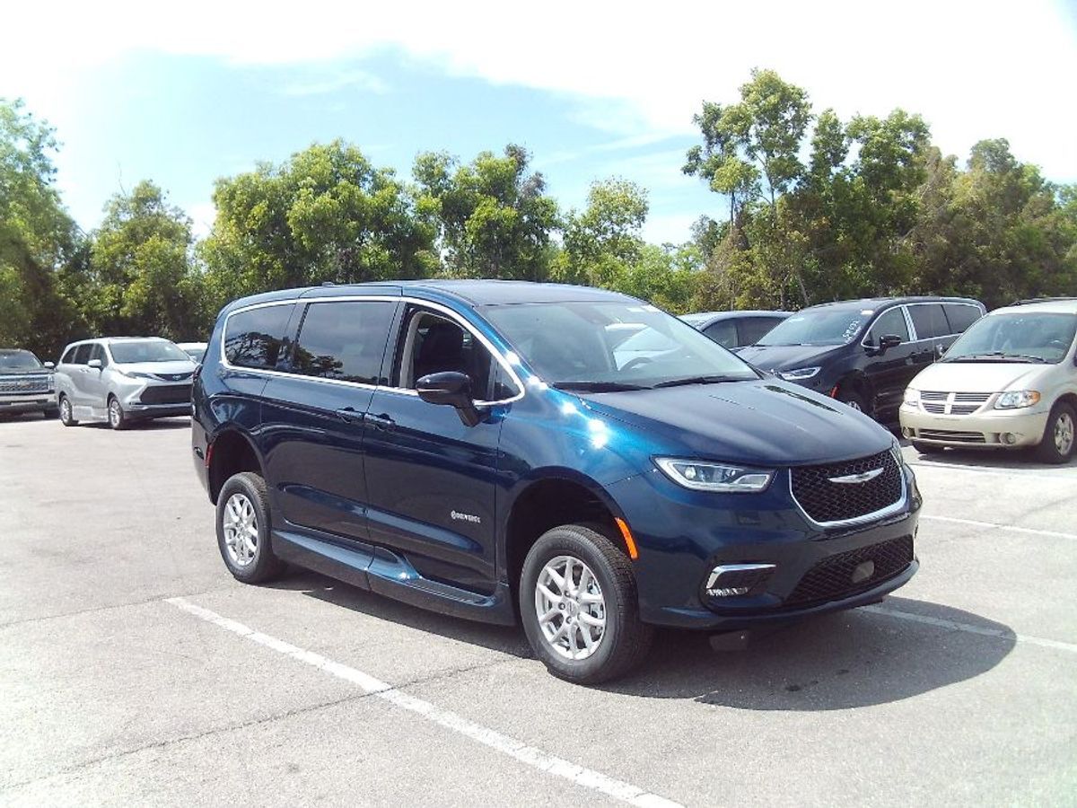 2024 Chrysler Pacifica Touring L - Photo 8