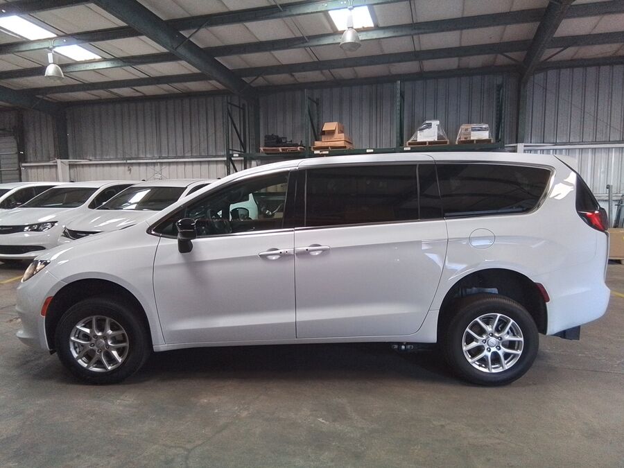 2027 Chrysler Voyager LX - Photo 4