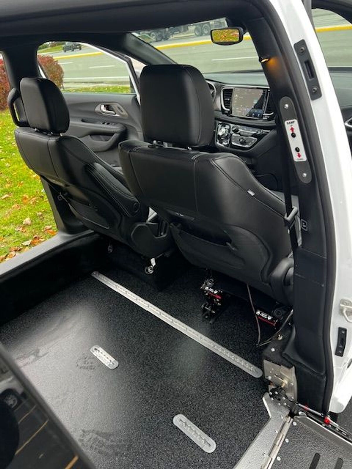2026 Chrysler Pacifica Select - Photo 13