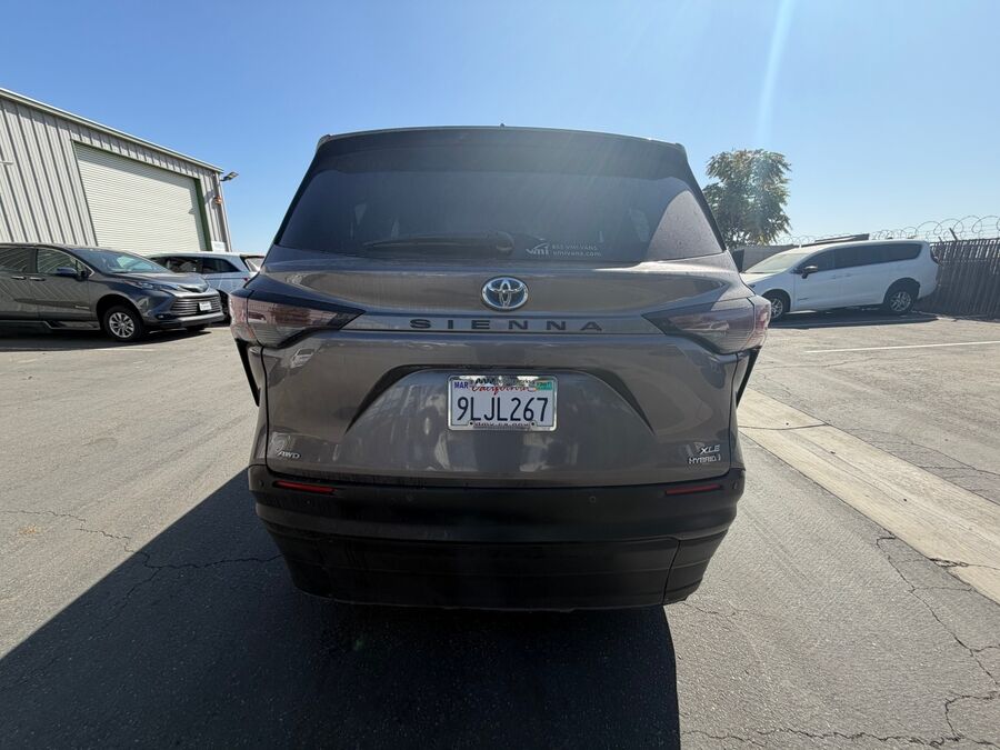 2023 Toyota Sienna XLE - Photo 9