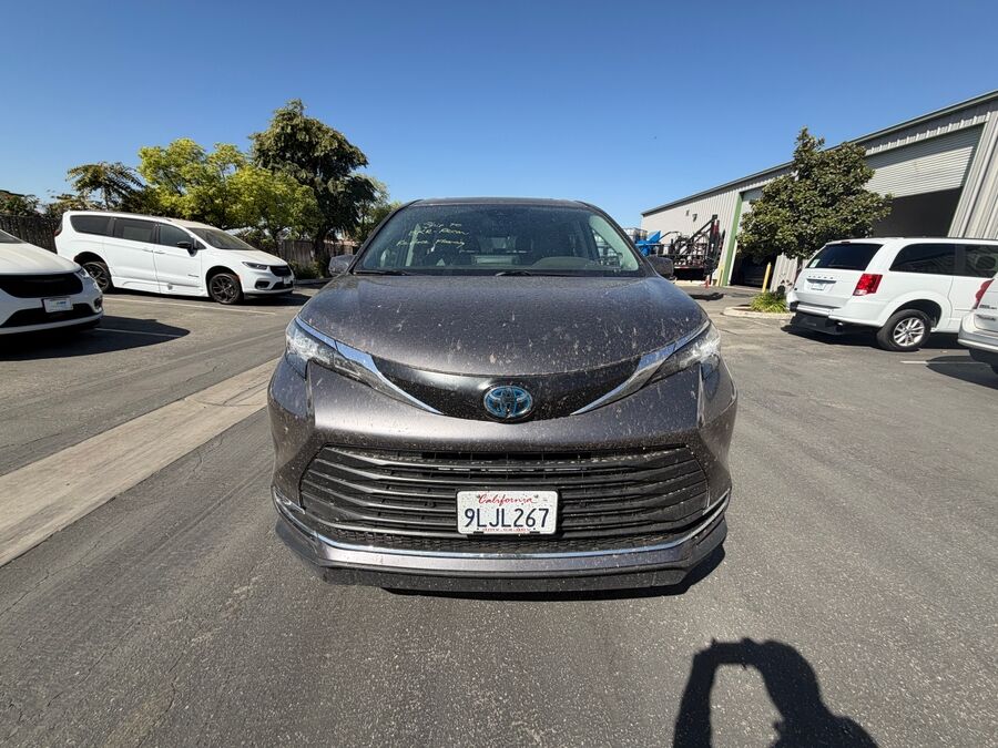 2023 Toyota Sienna XLE - Photo 8