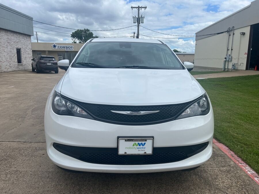 2022 Chrysler Voyager LX