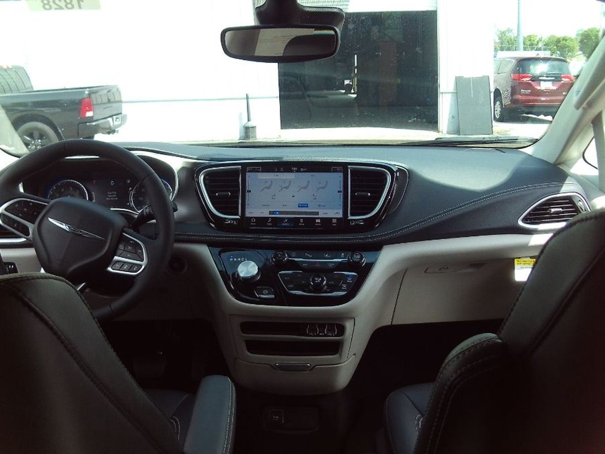 2024 Chrysler Pacifica Touring L - Photo 9