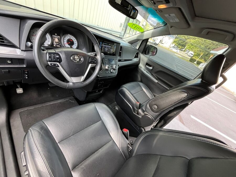 2017 Toyota Sienna SE - Photo 12