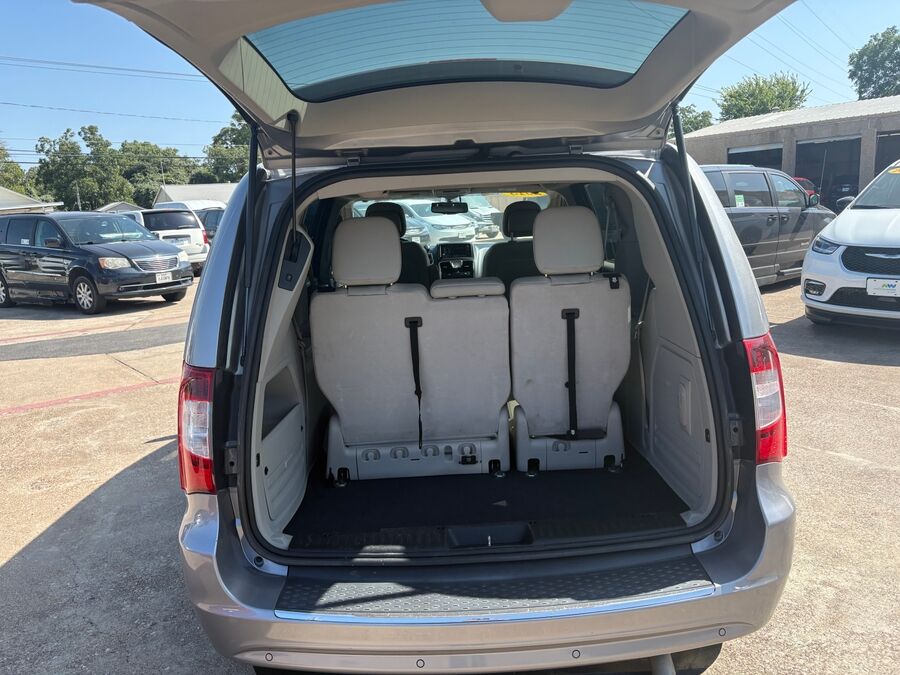 2013 Chrysler Town & Country Touring - Photo 9