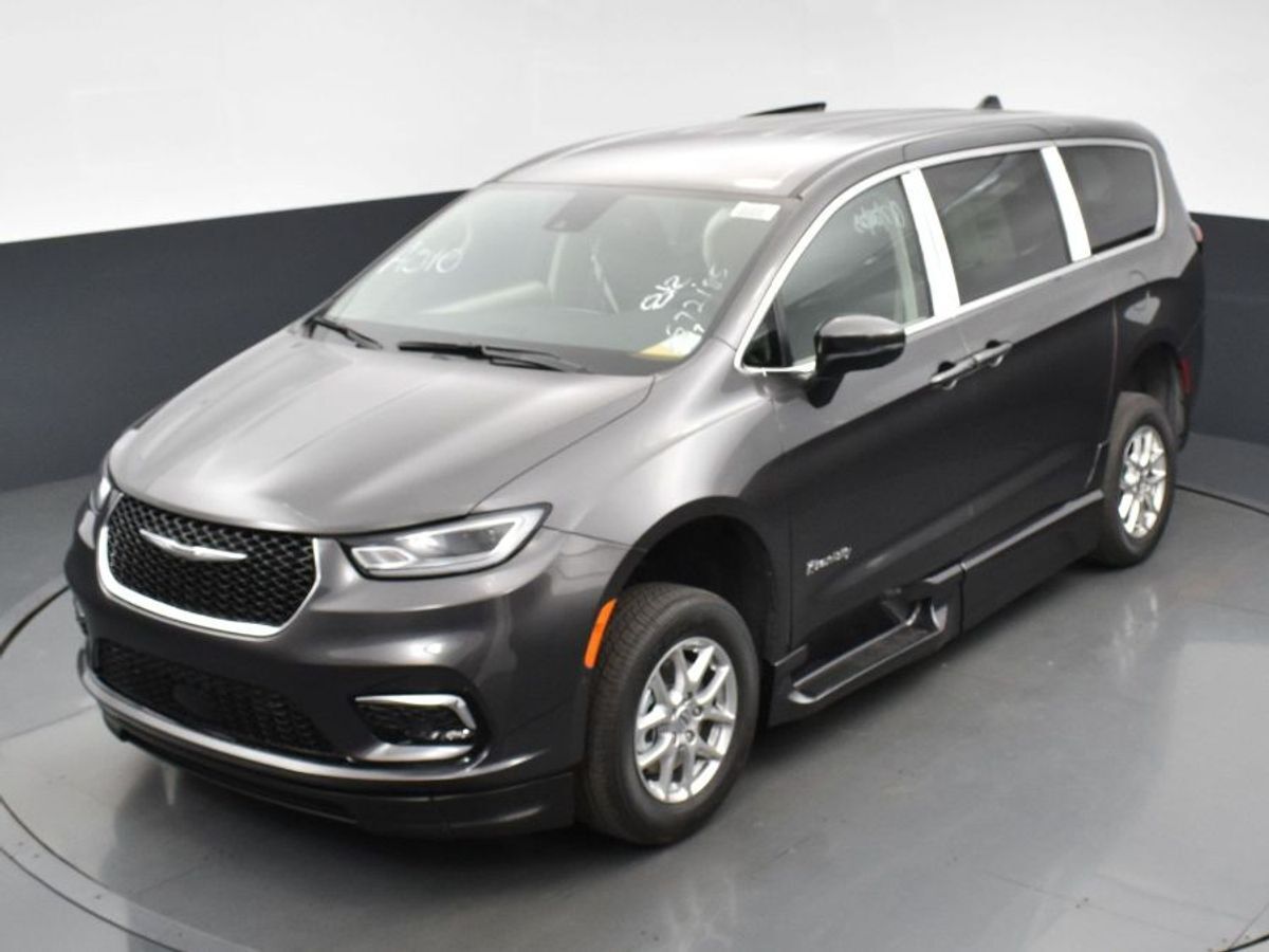 2023 Chrysler Pacifica Touring L - Photo 4
