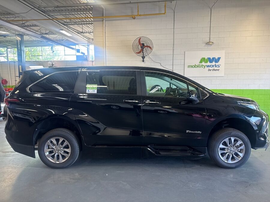 2025 Toyota Sienna XLE - Photo 4
