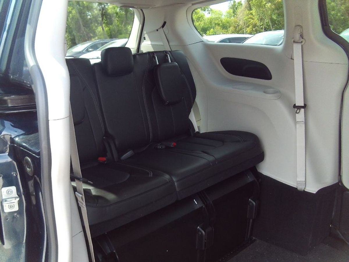 2024 Chrysler Pacifica Touring L - Photo 18