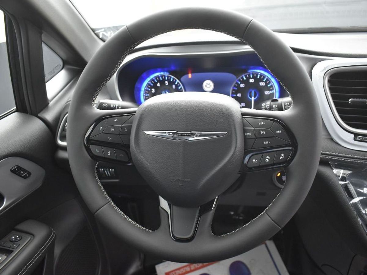2023 Chrysler Pacifica Touring L - Photo 6