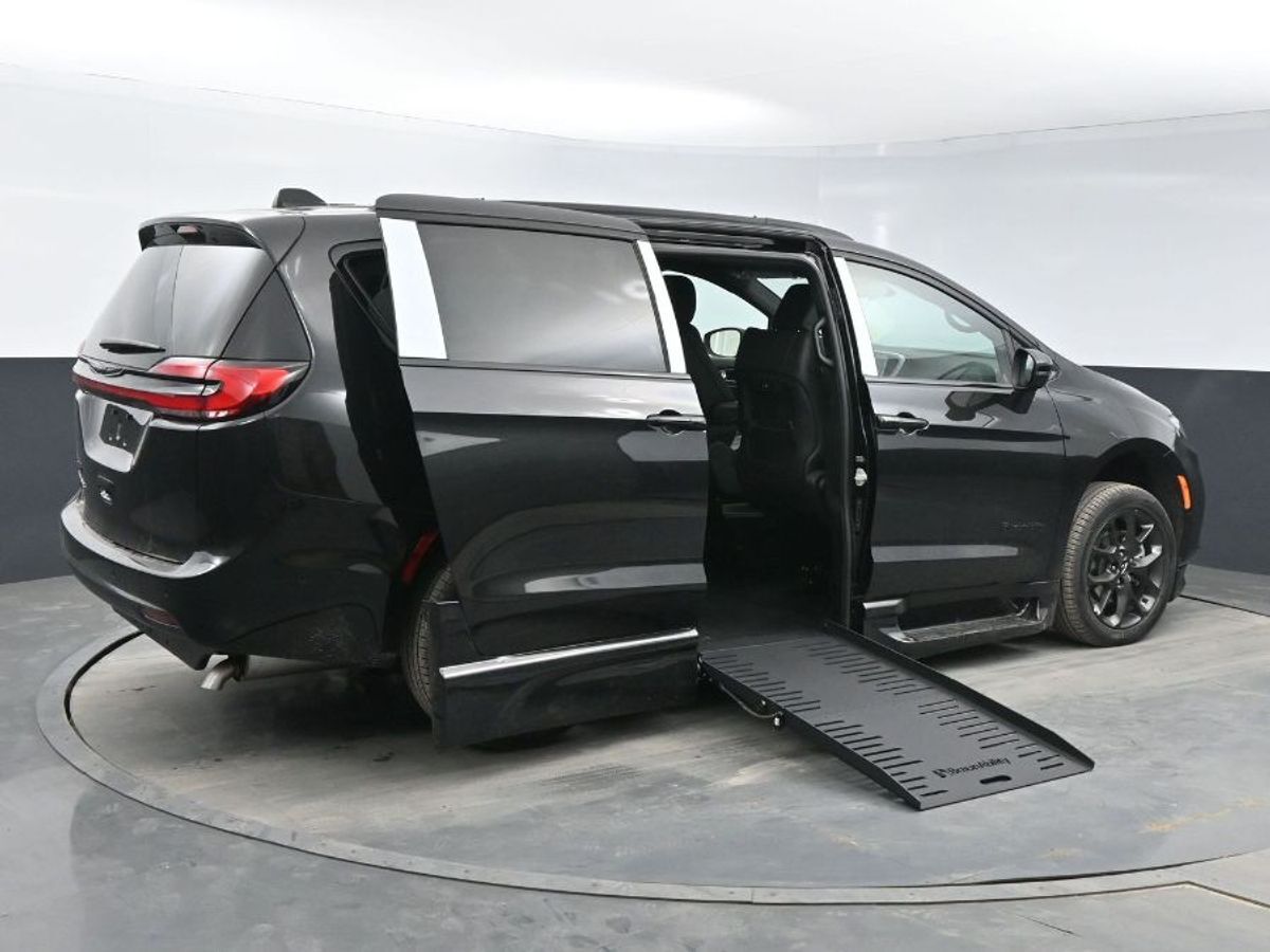2023 Chrysler Pacifica Touring L - Photo 24