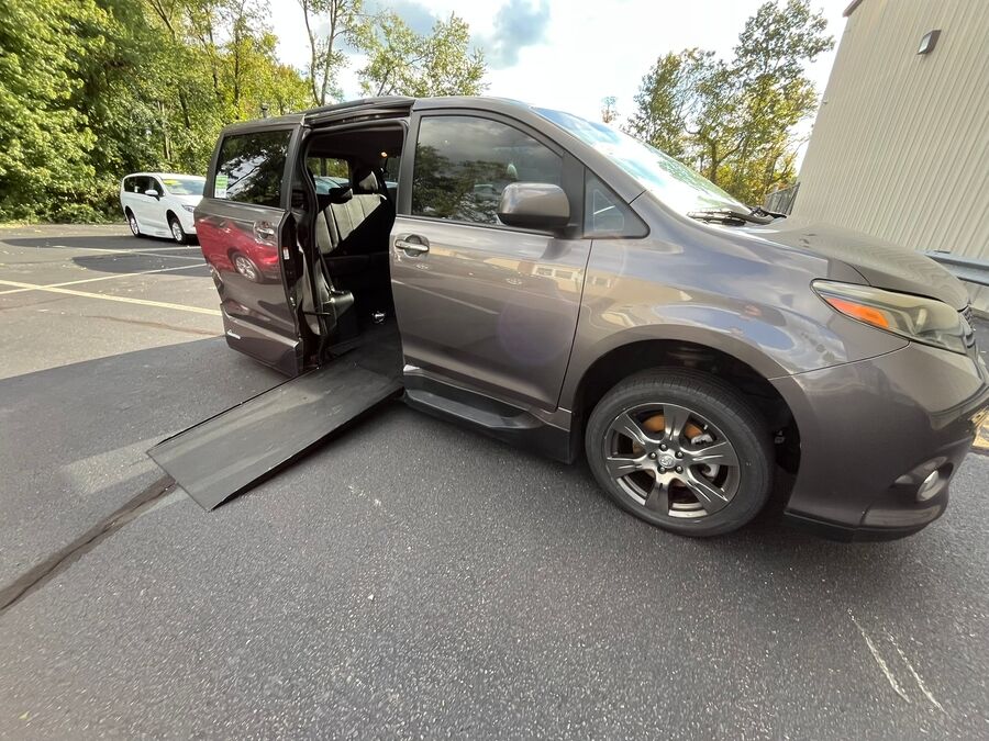 2017 Toyota Sienna SE - Photo 9