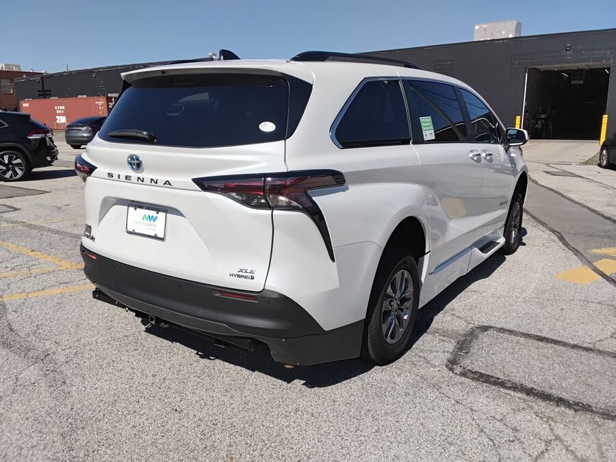 2023 Toyota Sienna XLE - Photo 6