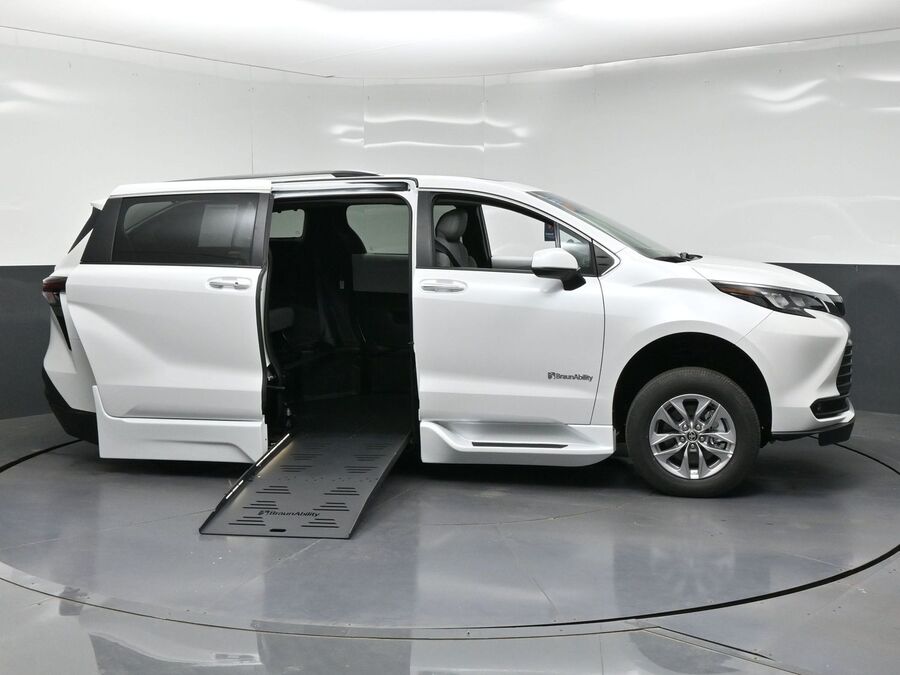 Type 7 Ada Ramp Wheelchair Van - New 2026 Toyota Sienna TS328746
