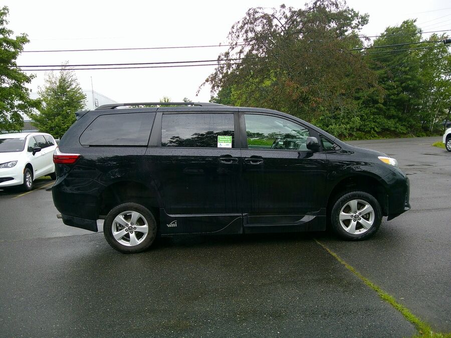 2019 Toyota Sienna LE - Photo 9
