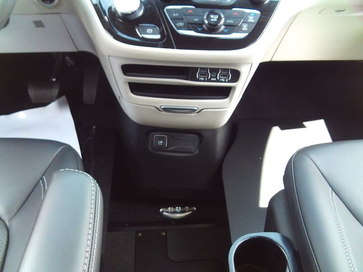 2024 Chrysler Pacifica Touring L - Photo 13