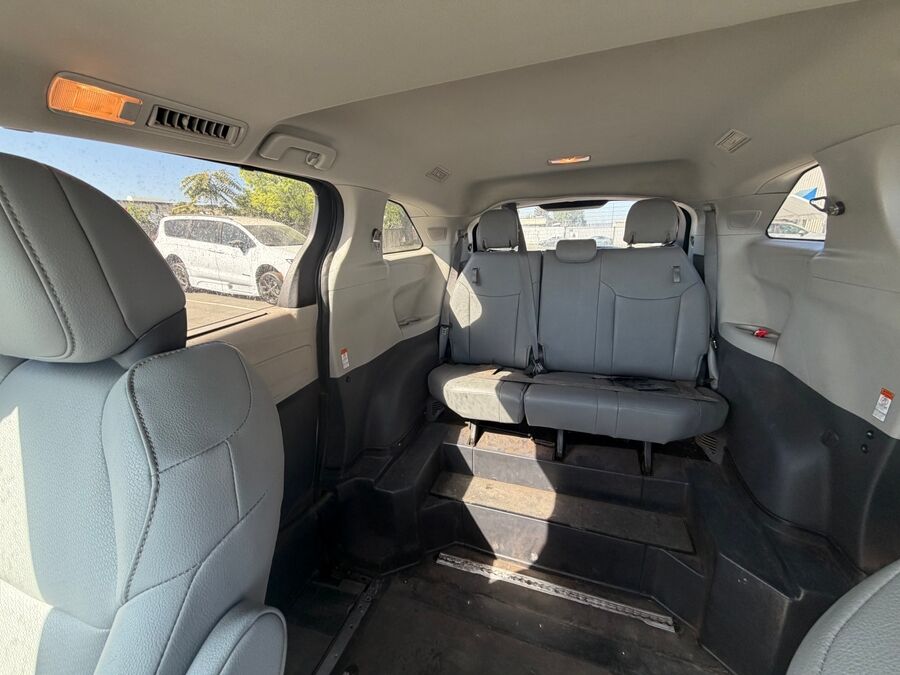 2023 Toyota Sienna XLE - Photo 6