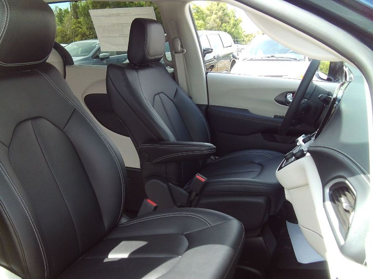 2024 Chrysler Pacifica Touring L - Photo 17