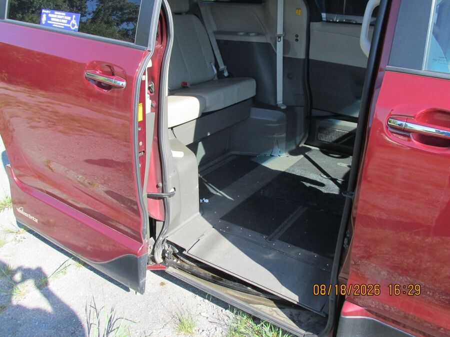2013 Toyota Sienna XLE - Photo 12