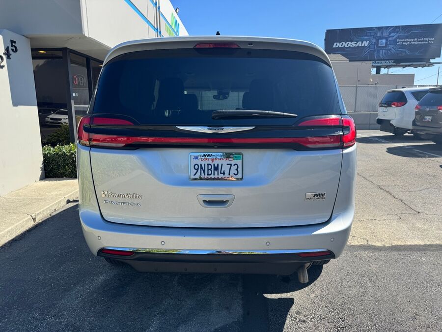 2024 Chrysler Pacifica Touring L - Photo 6