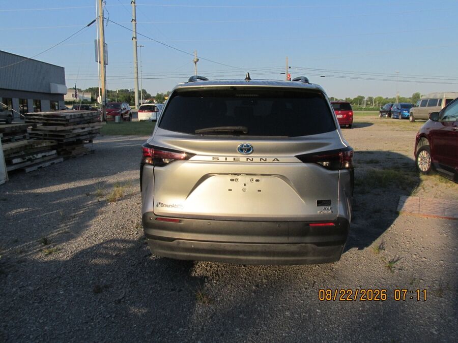 2023 Toyota Sienna XLE - Photo 6