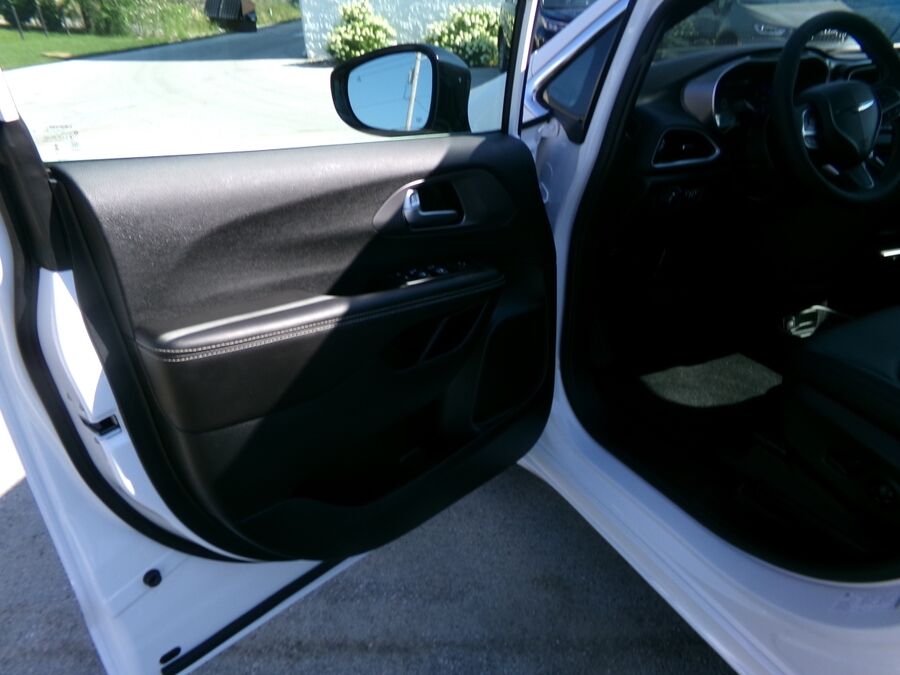 2026 Chrysler Voyager LX - Photo 10