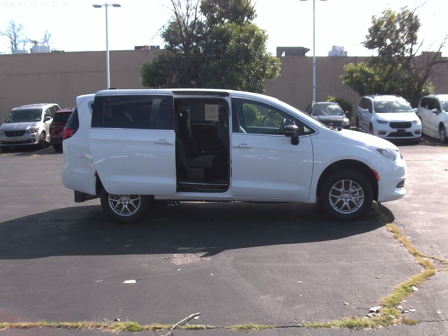 2026 Chrysler Voyager LX - Photo 8