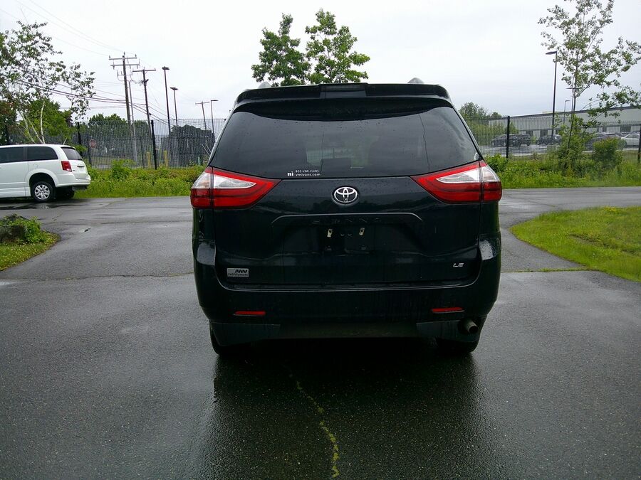 2019 Toyota Sienna LE - Photo 7