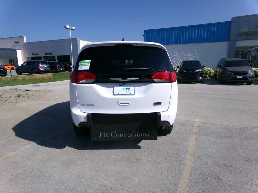 2026 Chrysler Voyager LX - Photo 23