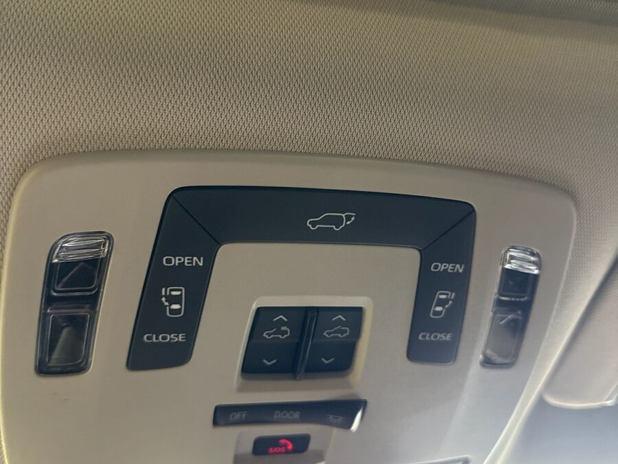 2025 Toyota Sienna XLE - Photo 17