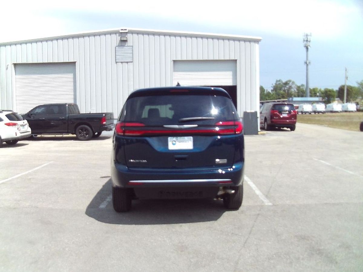 2024 Chrysler Pacifica Touring L - Photo 6