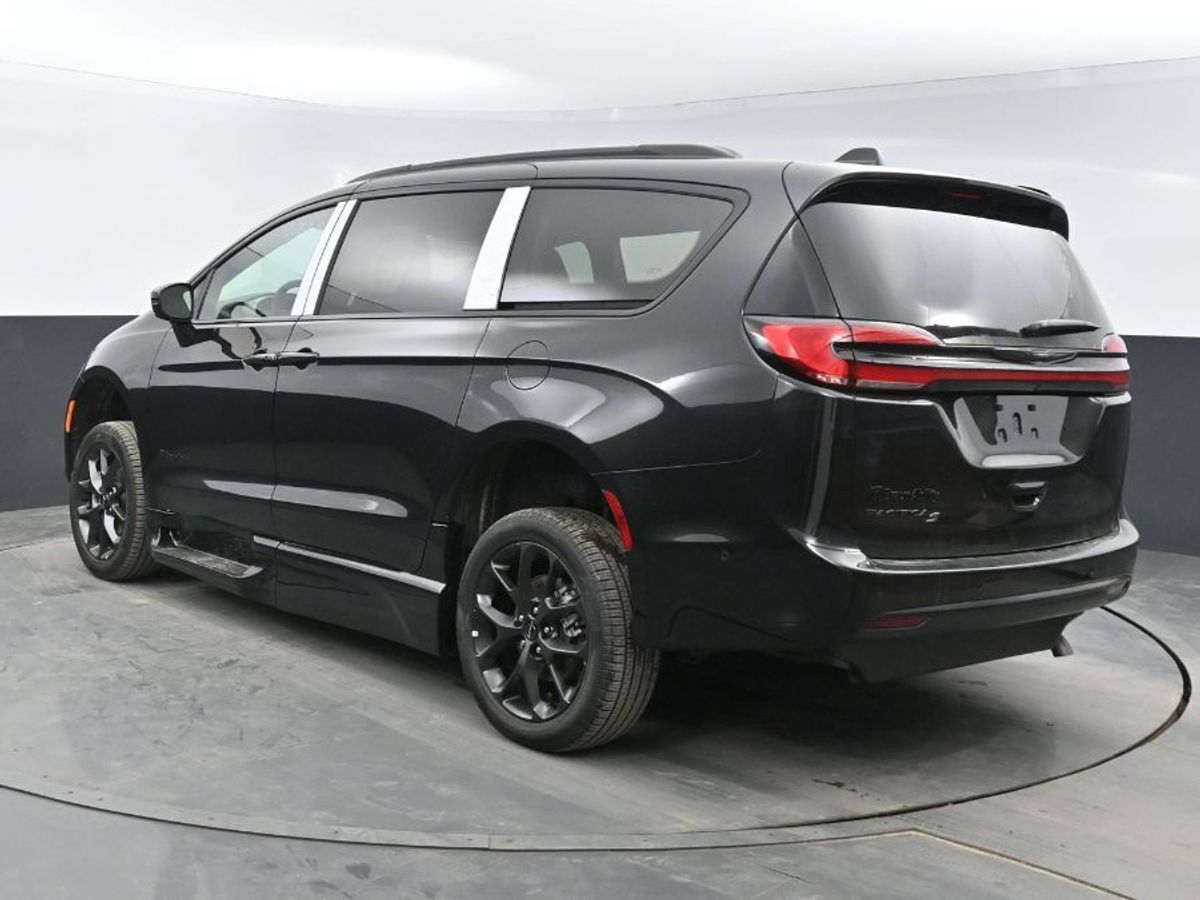2023 Chrysler Pacifica Touring L - Photo 22
