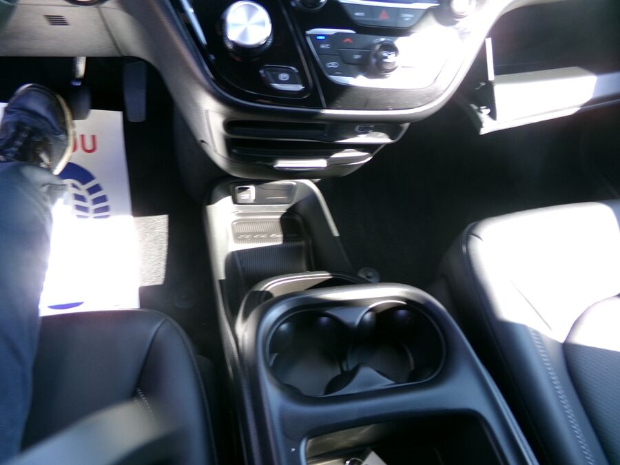 2026 Chrysler Voyager LX - Photo 9