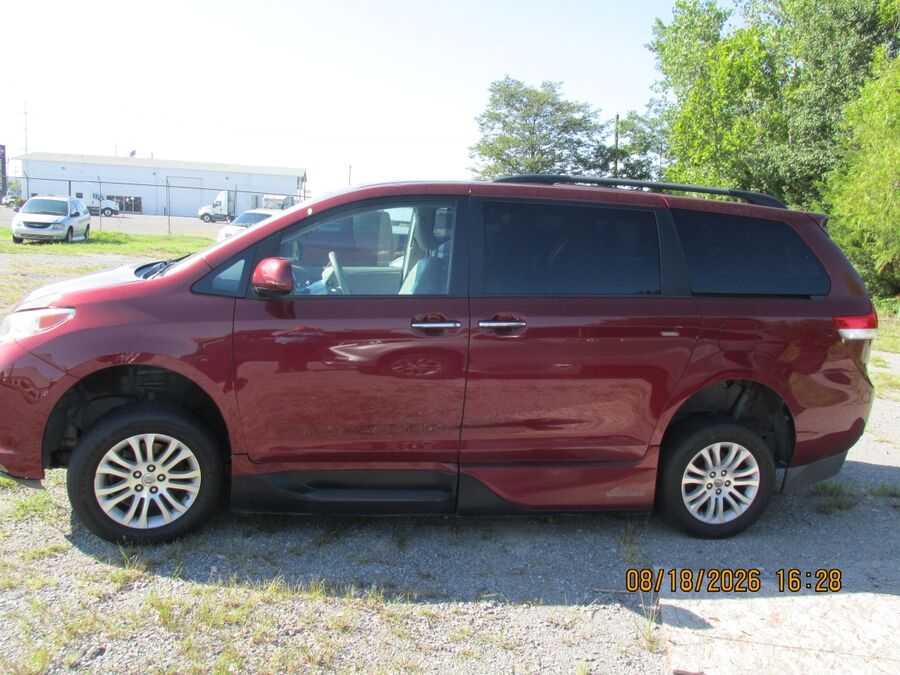 2013 Toyota Sienna XLE - Photo 8