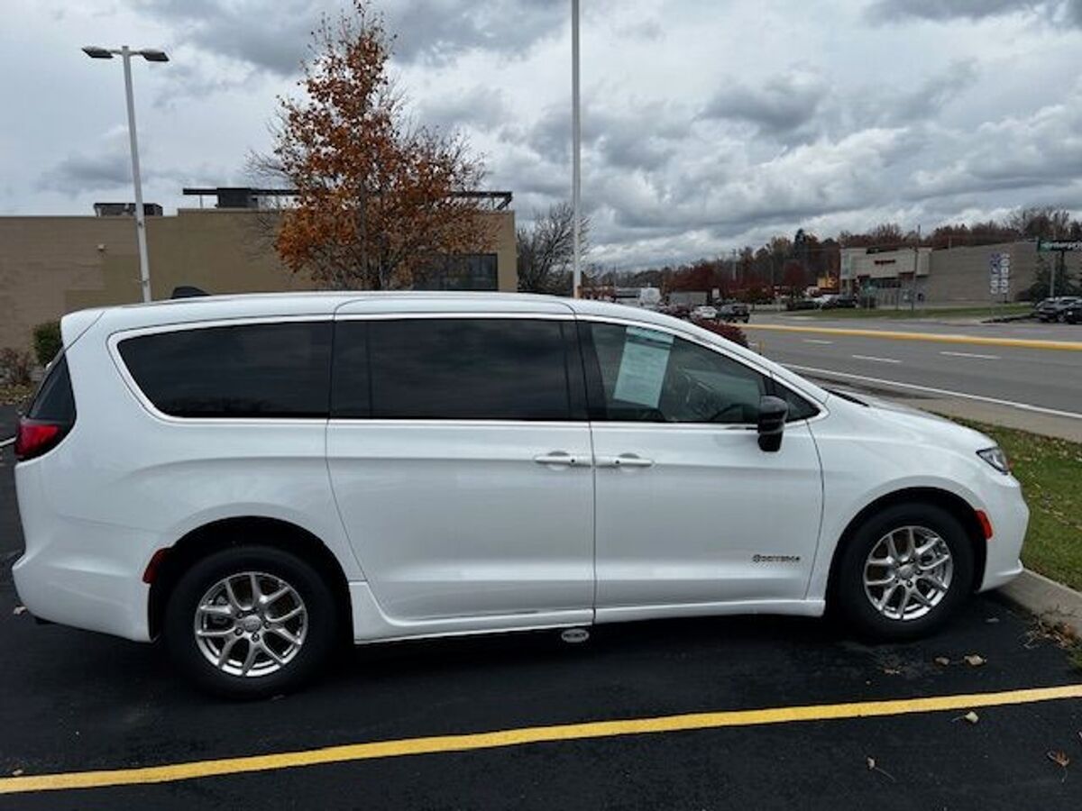 2026 Chrysler Pacifica Select - Photo 5