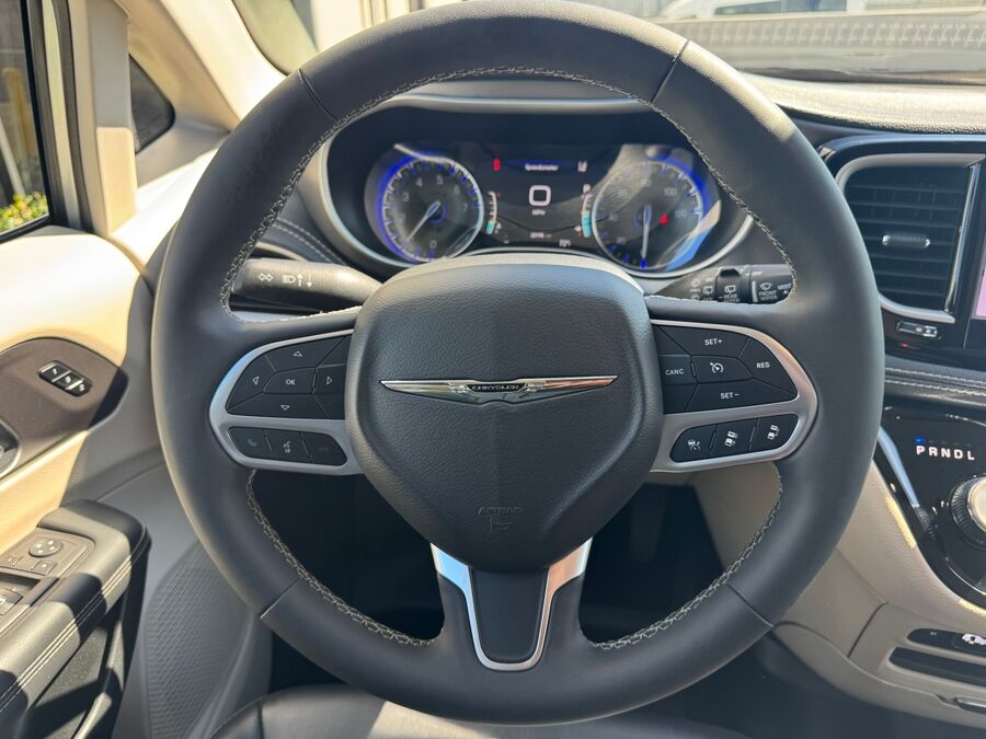 2024 Chrysler Pacifica Touring L - Photo 10