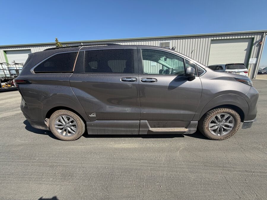 2023 Toyota Sienna XLE - Photo 3