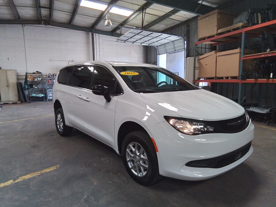 2027 Chrysler Voyager LX - Photo 5