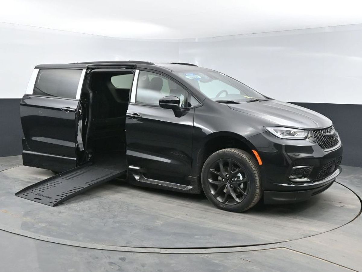 2023 Chrysler Pacifica Touring L - Photo 18