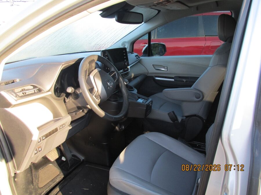 2023 Toyota Sienna XLE - Photo 11