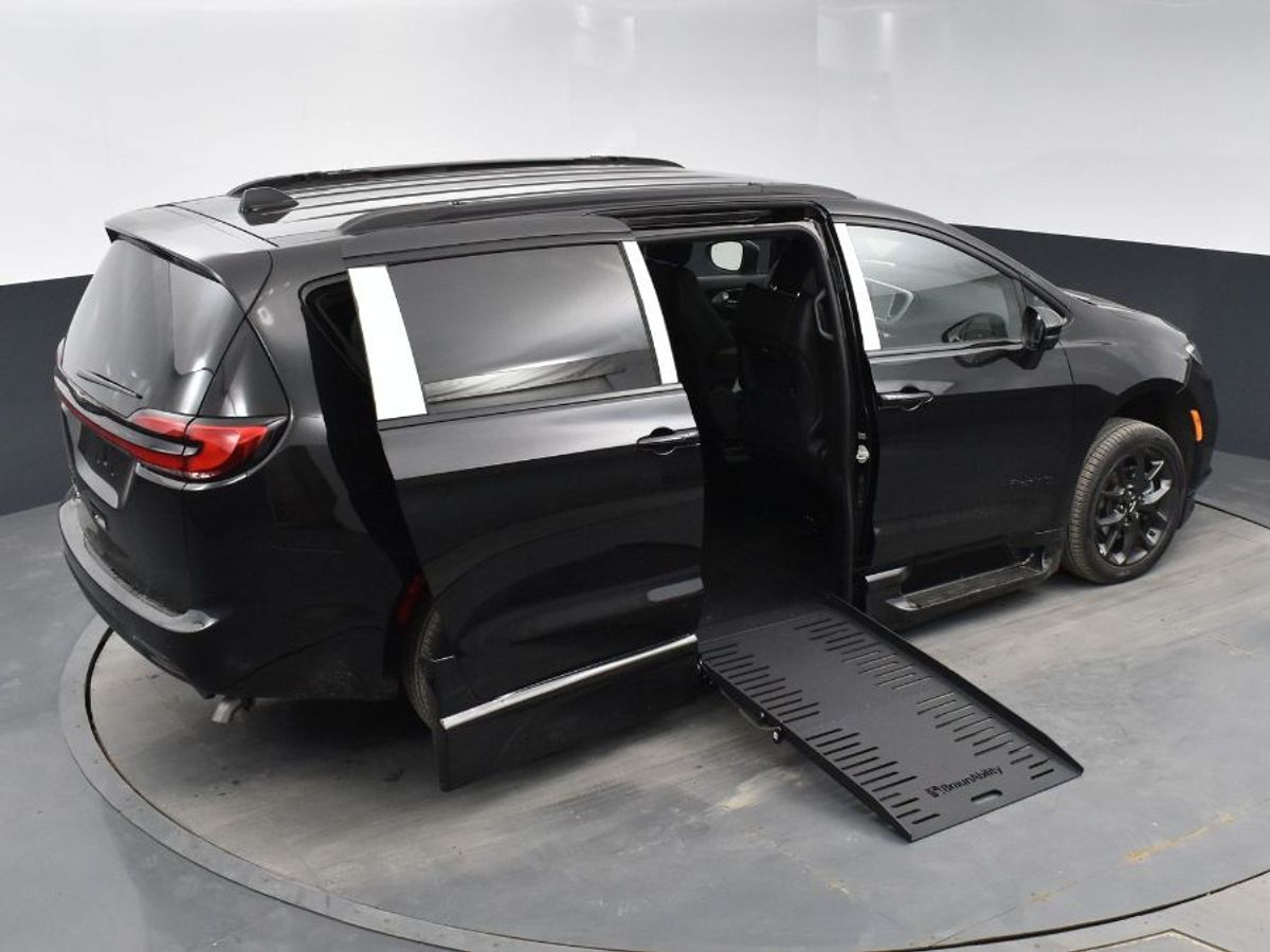 2023 Chrysler Pacifica Touring L - Photo 17