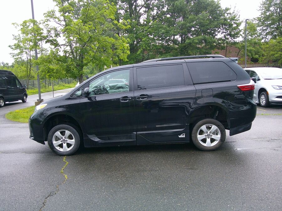 2019 Toyota Sienna LE - Photo 5