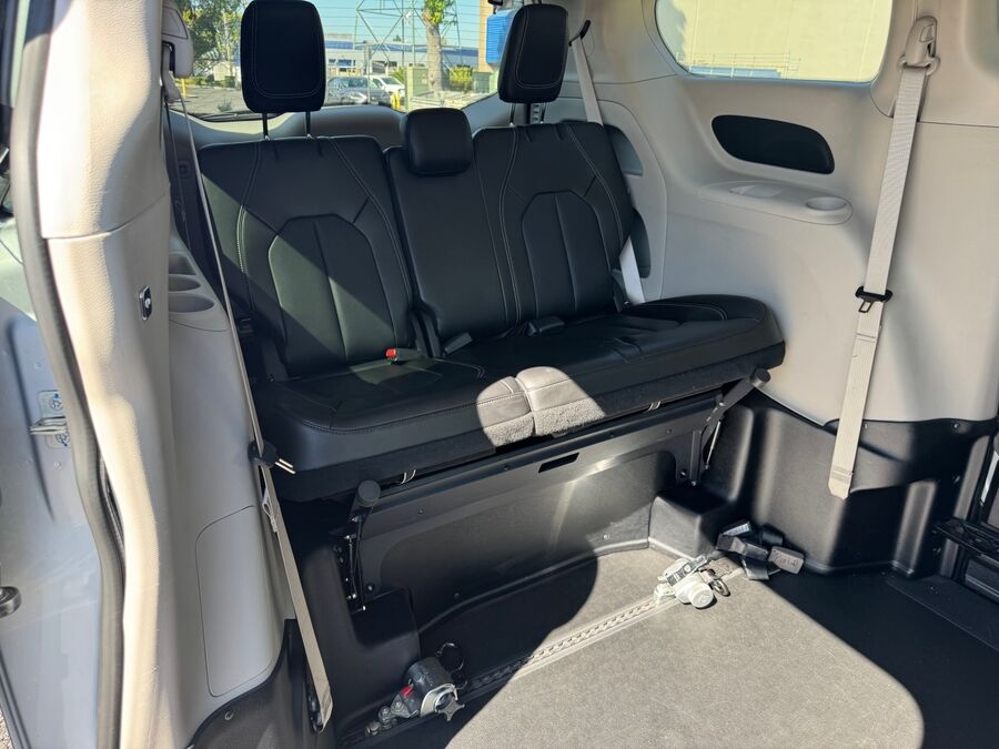 2024 Chrysler Pacifica Touring L - Photo 17