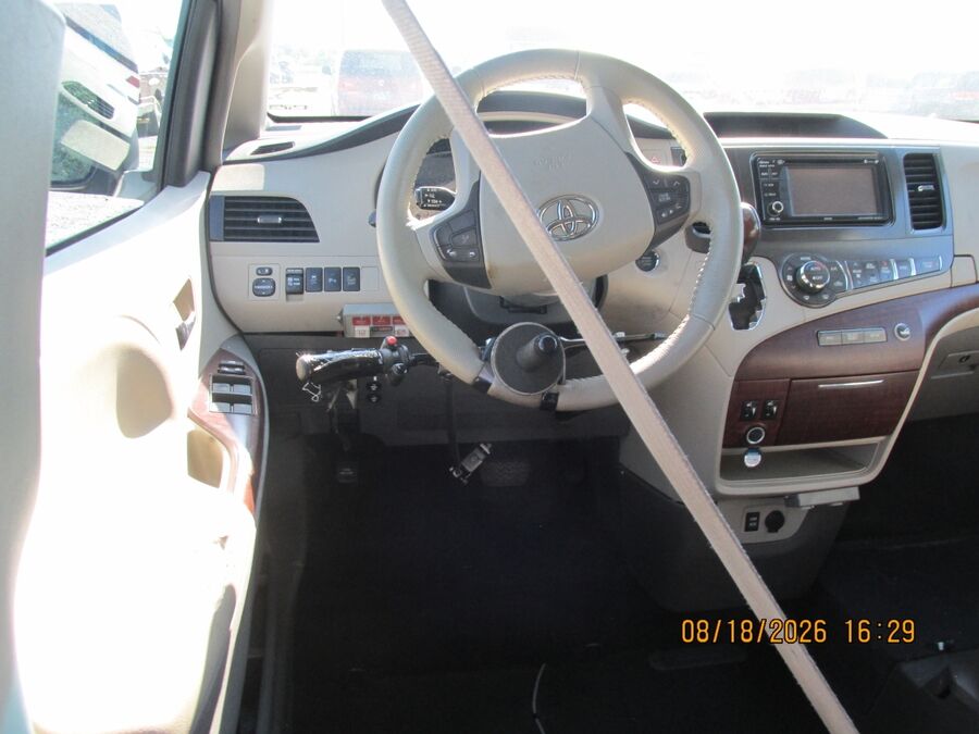 2013 Toyota Sienna XLE - Photo 11