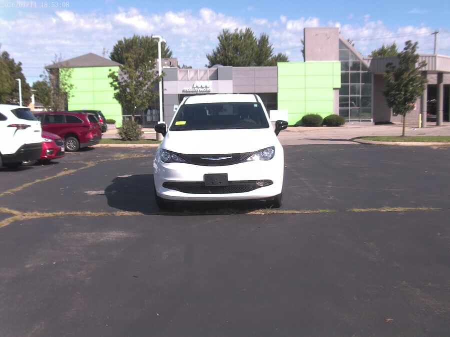 2026 Chrysler Voyager LX - Photo 6